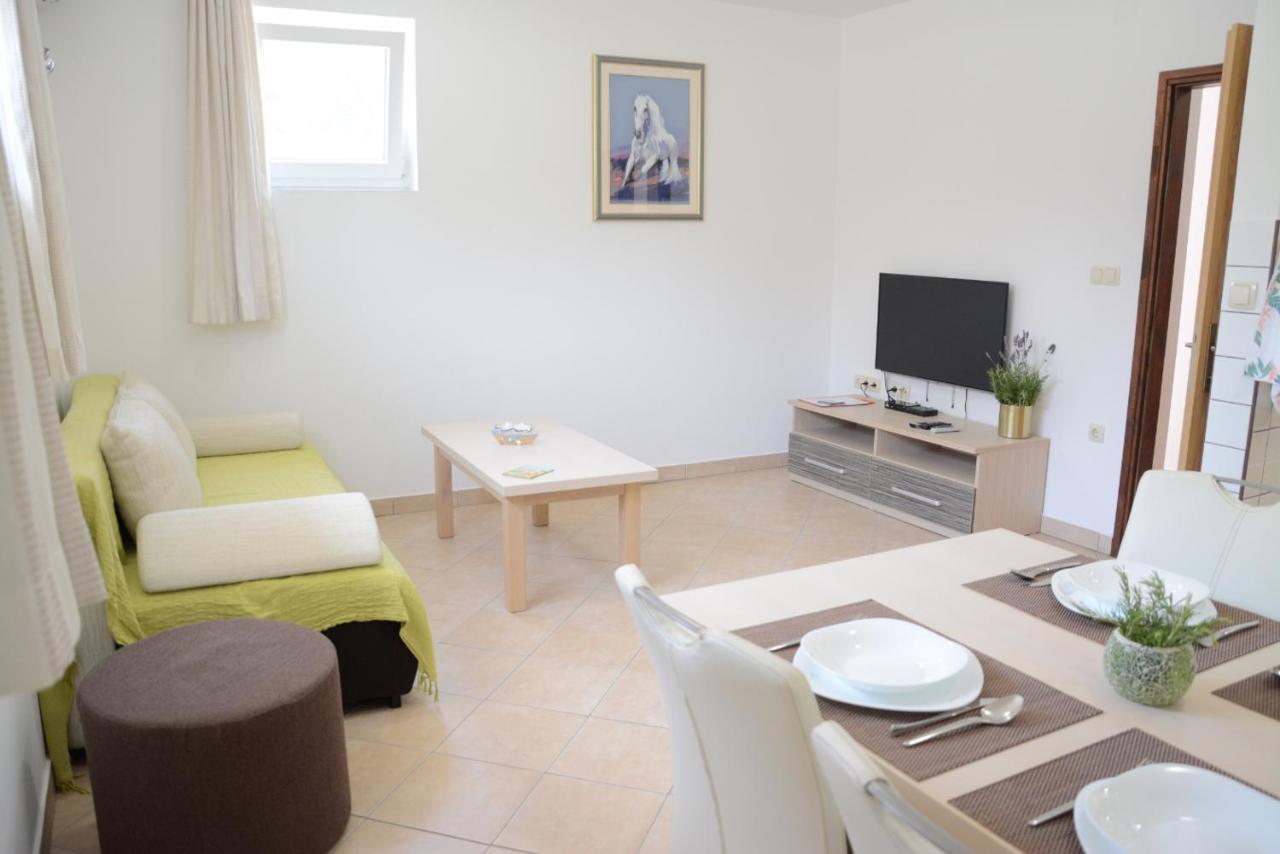 Apartments Marina Ražanac エクステリア 写真